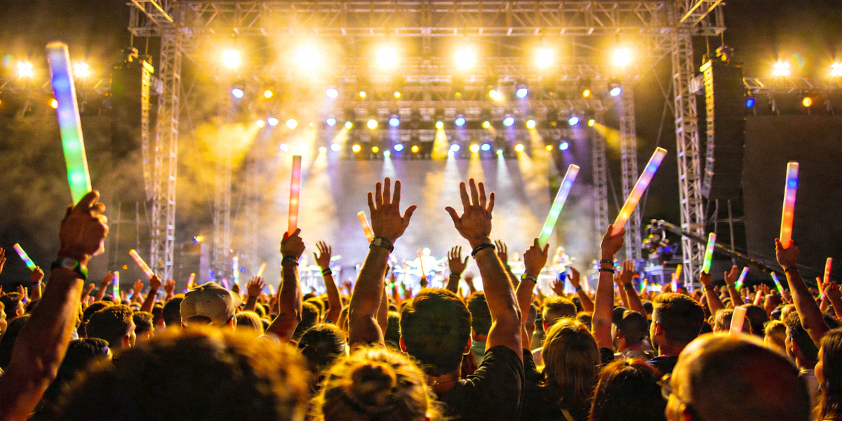 热闹非凡的音乐节现场，观众在舞台下欢呼